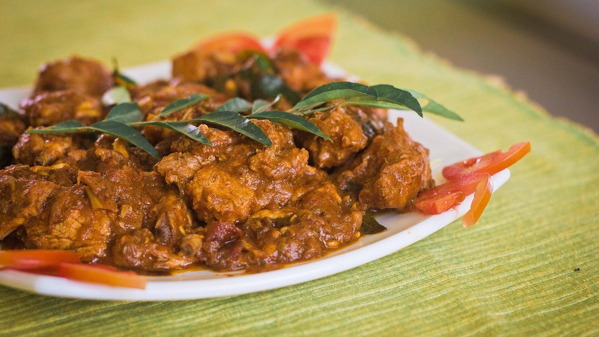 Plate mein Kerala style chicken curry, kadi patta aur tamatar ke saath – chicken khane ke fayde